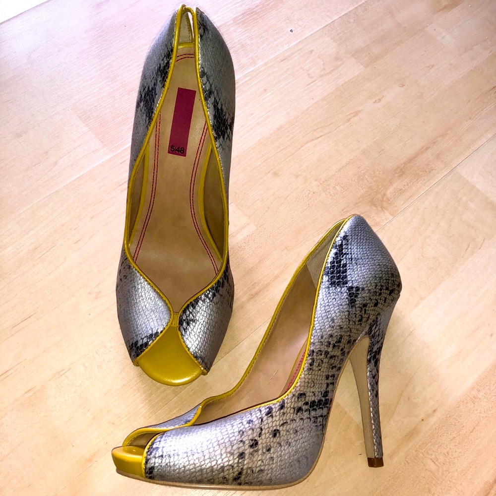 5|48 Snake embossed heel peep toe heel.